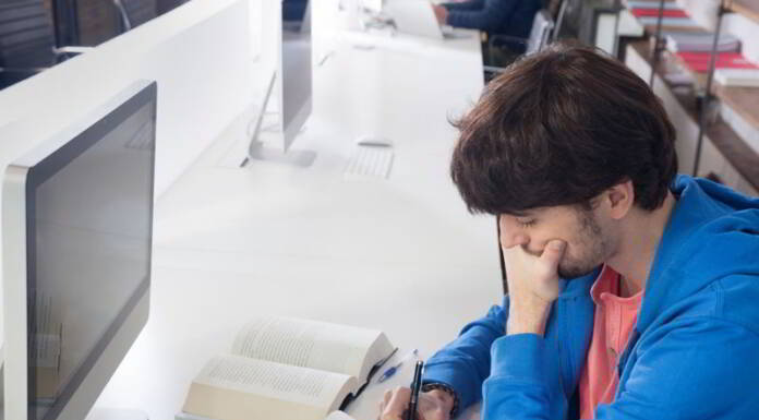 Jak pomóc studentom z innych krajów zrozumieć treści nauczania i przeprowadzić egzaminy w wielu językach